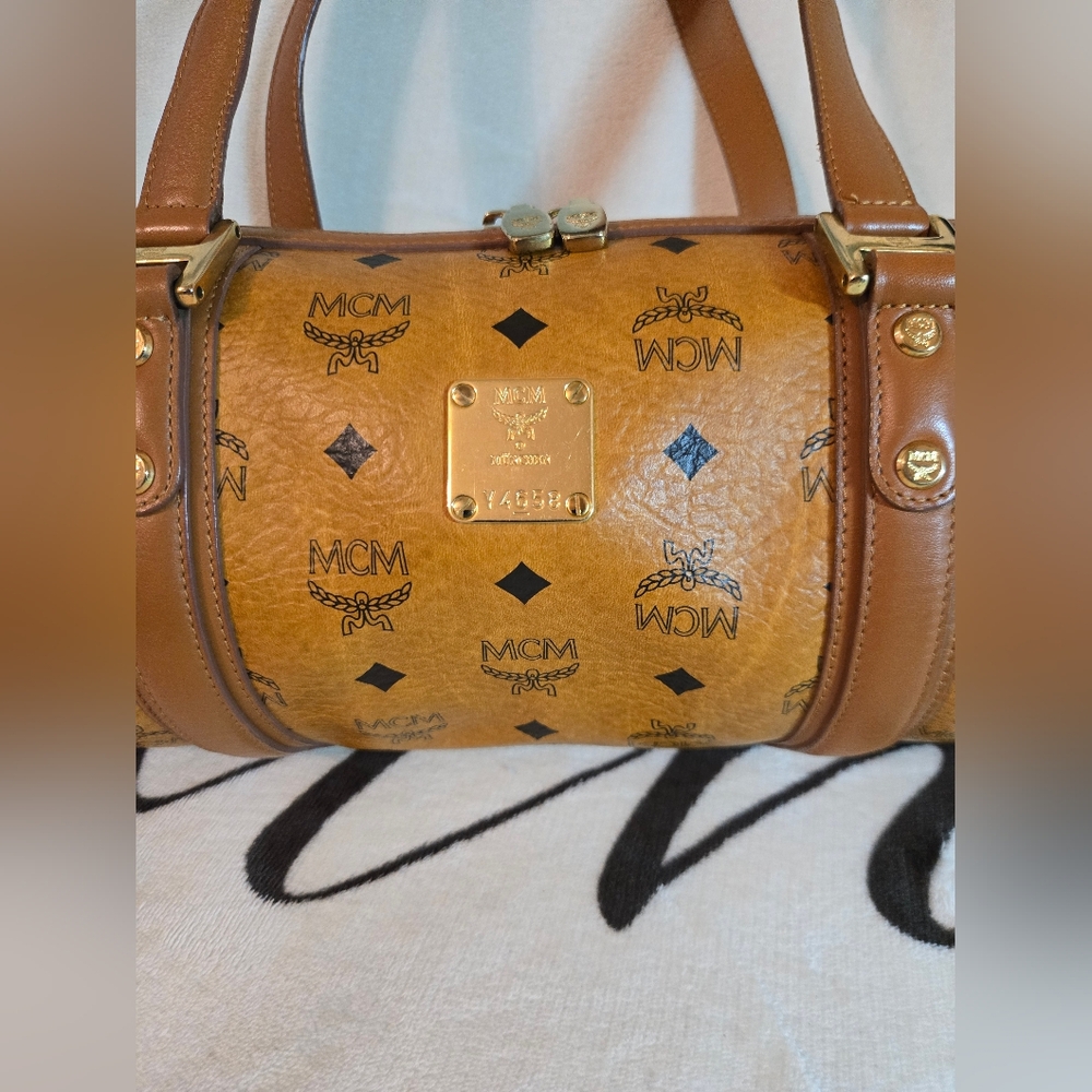 💯 Authentic MCM Visetos Leather Barrel Bag Cognac - Picture 3 of 15